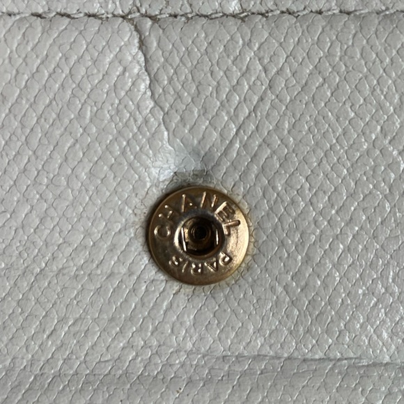 Vintage white Chanel bifold recently restored - Picture 6 of 9